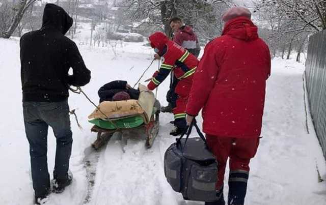 На Львовщине больную с инфарктом пришлось везти на санях
