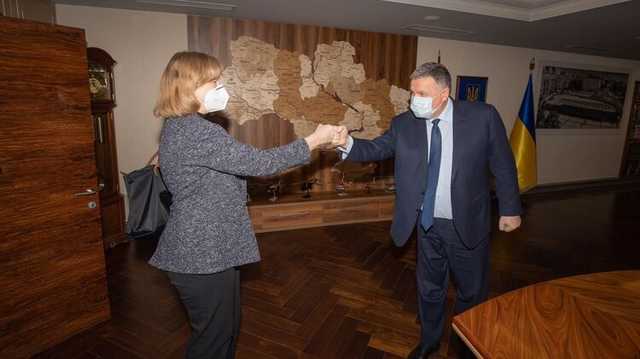 Арсен Аваков встретился с и.о. посла США Кристиной Квин