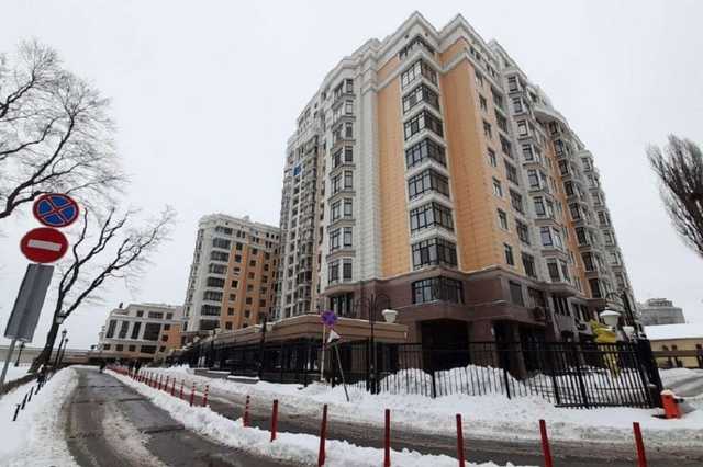 Пока Киев стоит в пробках, вокруг дома Зеленского идеально убрали снег