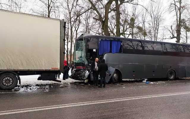На трасі під Вінницею у ДТП потрапили дві машини, автобус і чотири фури