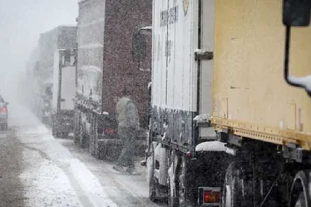 На Одесской трассе под Киевом образовалась мегапробка из грузовиков