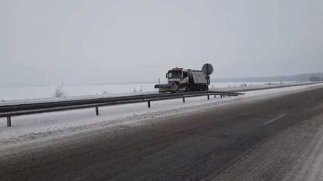 В "Укравтодоре" рассказали, на каких трассах запрещен проезд фур из-за снегопада