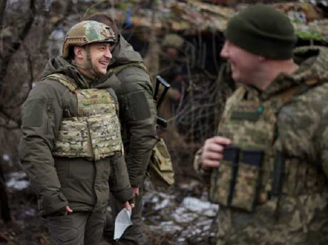 Зеленский вернулся с передовой со значком от морпехов