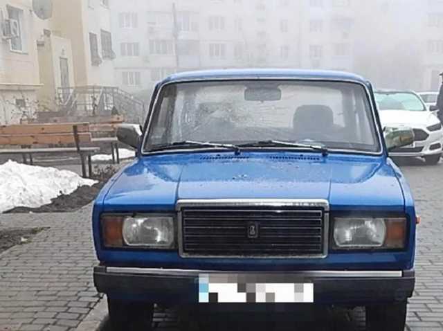 В пригороде Одессы женщина разбила кирпичом шесть машин