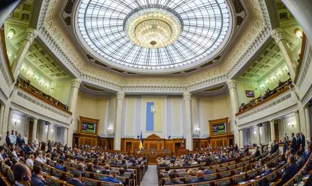 Активисты обвиняют «слуг народа» в атаке на языковой закон