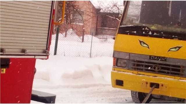 Под Житомиром из снежных завалов спасатели вытащили три школьных автобуса
