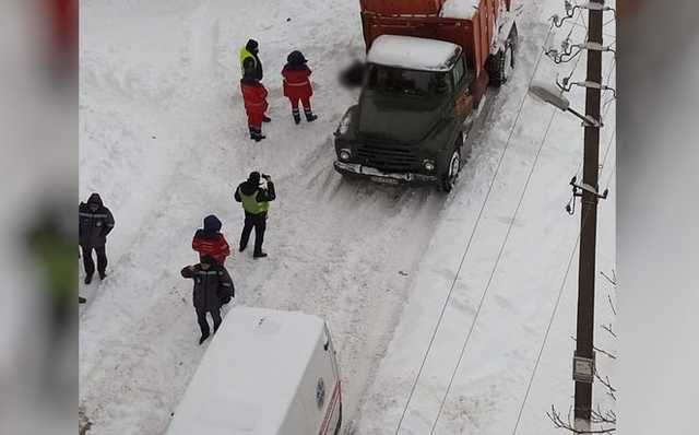 У Чернігові літня жінка загинула під колесами сміттєвоза