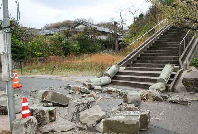 Японию сотрясло сильнейшее землетрясение: есть угроза цунами