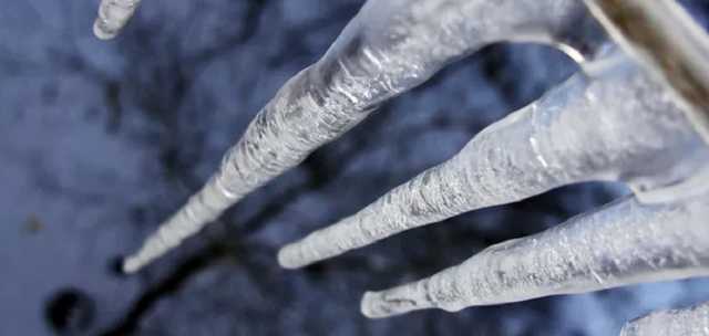 В Киеве заметили опасную "трехэтажную" сосульку