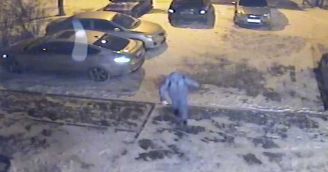 В Днепре ночью разбили окна 13 автомобилей