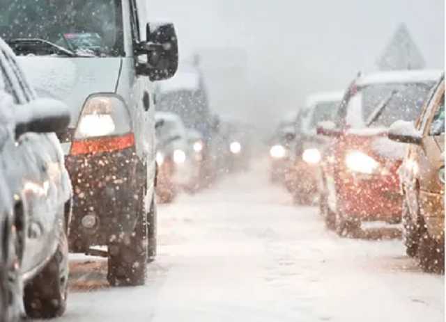 В Киеве двух пассажиров выбросили из автобуса в сугроб: момент попал на видео