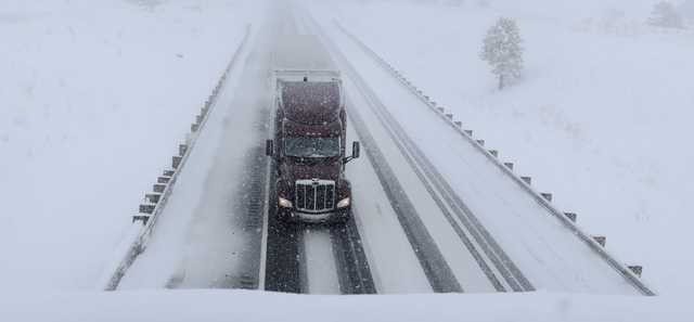 В Украине дороги проездные, но движение транспорта ограничено: список путей