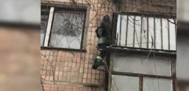 В Тернополе мальчик повис на балконе 4 этажа, пока мама была в душе