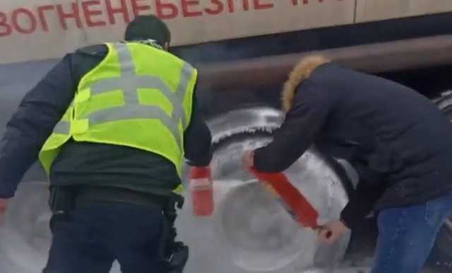 Тушили бензовоз обычными огнетушителями: во Львовской области полицейские предотвратили масштабный пожар