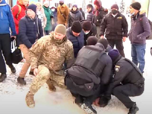 В Житомире прохожие обезвредили неадеквата, бросавшегося на людей с ножом