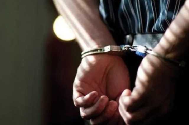 У Києві чоловіки побили та пограбували перехожого