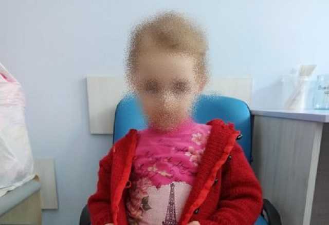 В Сумах горе-мамаша оставила 2-летнюю дочь на немощного свекра