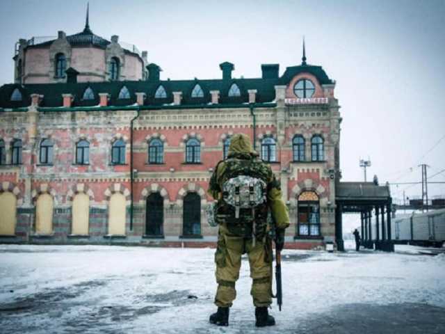 Сепаратисты на Донбассе оконфузились с фото бойца ВСУ на мемориале боевикам