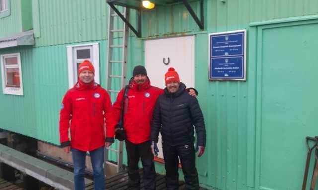 Украинские полярники прибыли на станцию "Академик Вернадский"