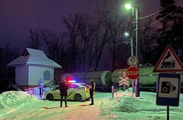 В Киеве поезд на скорости раздавил легковушку: есть жертва