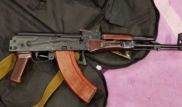 Йшов з карабіном, спіткнувся, влучив у людину