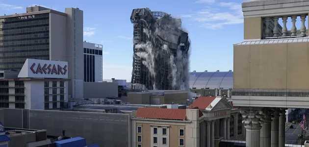 В США взорвали бывшее казино и отель Трампа: видео падения Trump Plaza