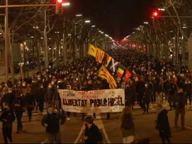 Десятки людей ранены в ходе протестов, вспыхнувших в Испании после ареста рэпера