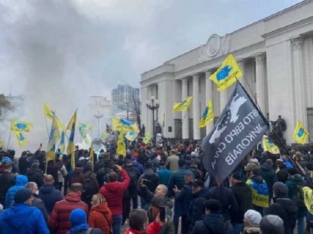 Рада приняла закон по «евробляхерам», те грозят новыми протестами