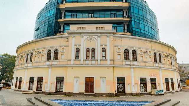 В Одессе охранники ТЦ заставили мужчину умываться зеленкой