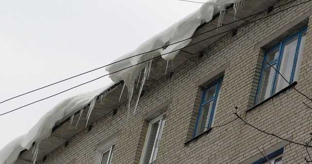 В Киеве кровельщики сбивали сосульки и повредили кондиционеры — жители требуют компенсации