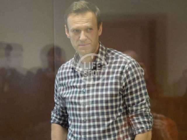 В Москве оппозиционера Навального доставили в суд