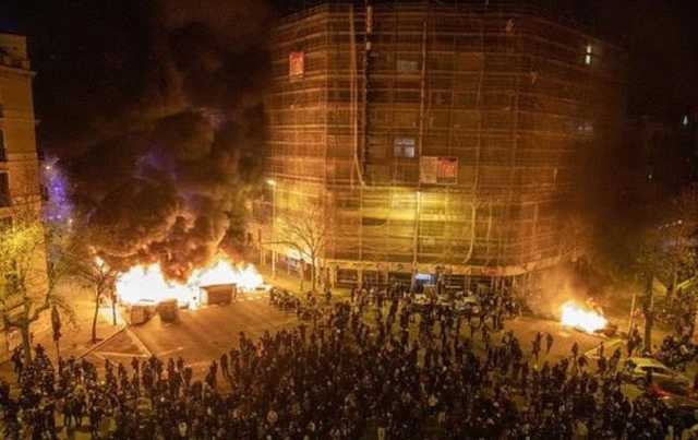 Взрывы и столкновения с полицией: в Барселоне массовые беспорядки