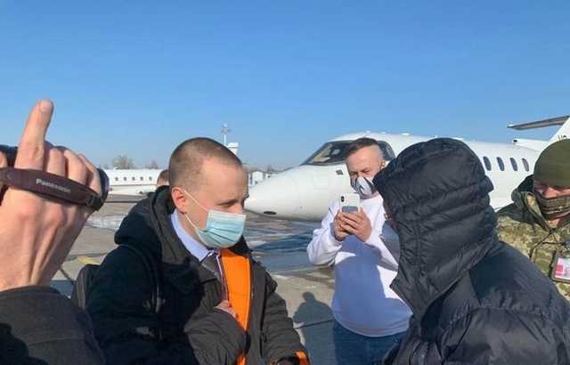 Появилось фото вручения подозрения экс-зампредседателю ПриватБанка Яценко который пытался сбежать из Украины