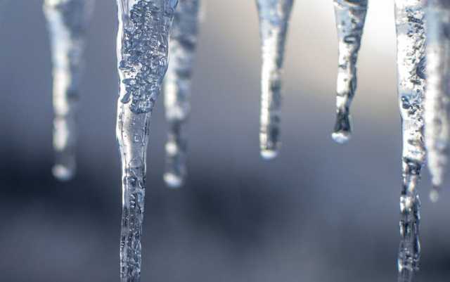 У центрі Києва через падіння брили льоду з даху будинку постраждала жінка