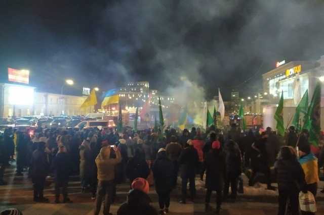Зажгли фаера: в центре Харькова проходит акция в поддержку Стерненко