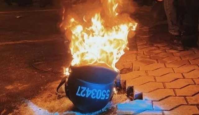 Протесты возле ОП: активисты сожгли отобранные у правоохранителей шлемы