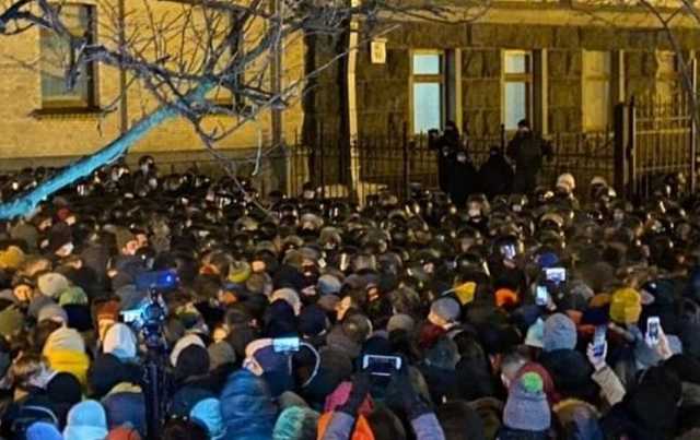 Во время акций на Банковой пострадали 27 правоохранителей