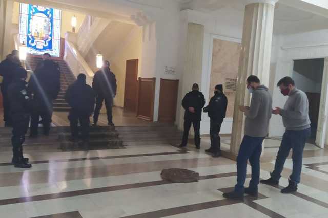 В здании мэрии Харькова активист сорвал барельеф в виде ордена Ленина