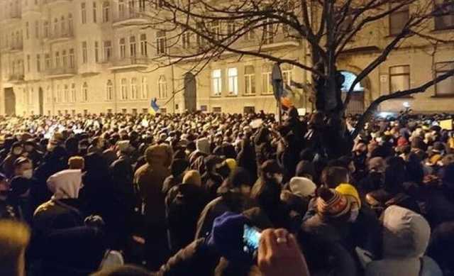 "Готовят брусчатку": неизвестные  просят убрать авто с Банковой перед акцией за Стерненко