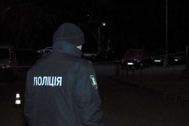 Пьяный житель Львова с лопатой в руках напал на полицию