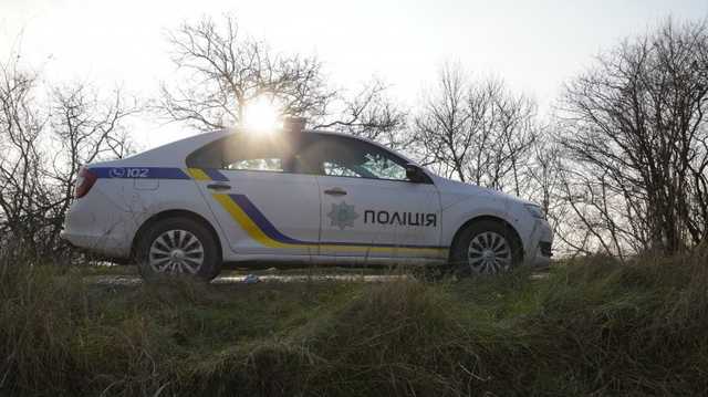 Розгніваний п’яний водій лопатою розтрощив автомобіль львівських патрульних