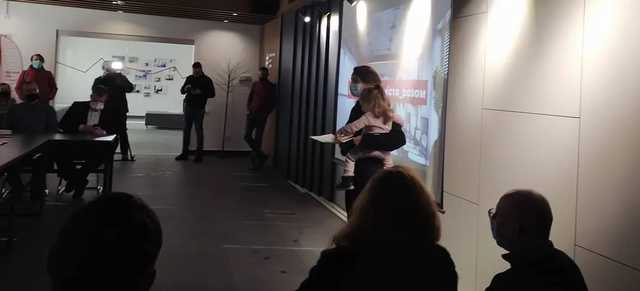 В Ривне депутата от "ЕС" затравили за фото с ребенком на работе