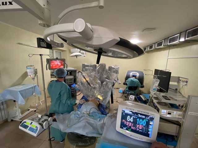 У Львові робот Da Vinci вперше прооперував дитину