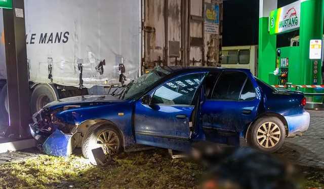 В Днепре на заправке легковушка влетела в фуру: погибла 18-летняя девушка