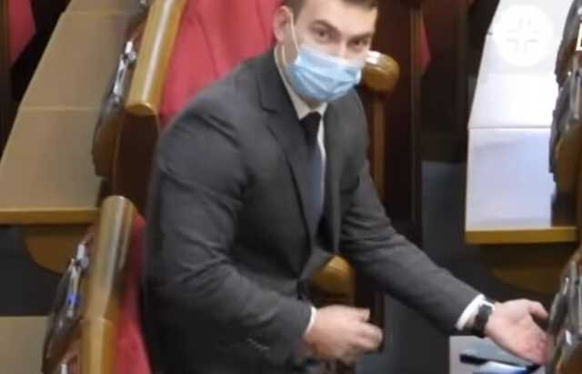 В Верховной Раде депутаты попытались "обмануть" новую сенсорную кнопку для голосования