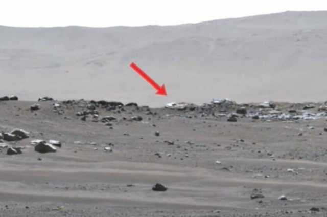 Камера марсохода Perseverance запечатлела загадочные объекты