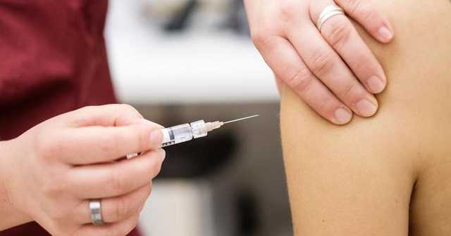 В Аргентине мэр привился от коронавируса с портретом Путина в руках