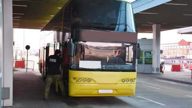 Из Польши завернули украинский автобус: пассажир заявил, что у него COVID-19