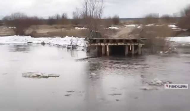 В Ровенской области ночью ледоходом снесло мост через реку Случь