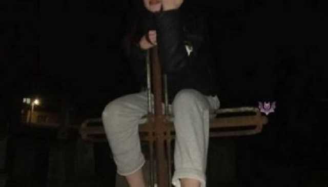 На Львовщине девушка вылезла и уселась на кладбищенский крест